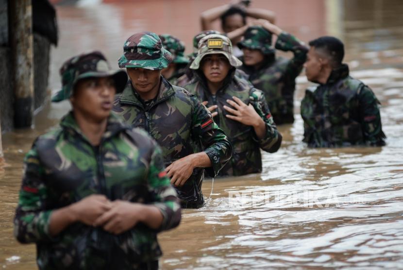 Pasukan TNI melakukan penyisiran saat mengevakuasi korban banjir di Kampung Bayur, Cipinang Melayu, Jakarta Timur, Rabu (1/1).