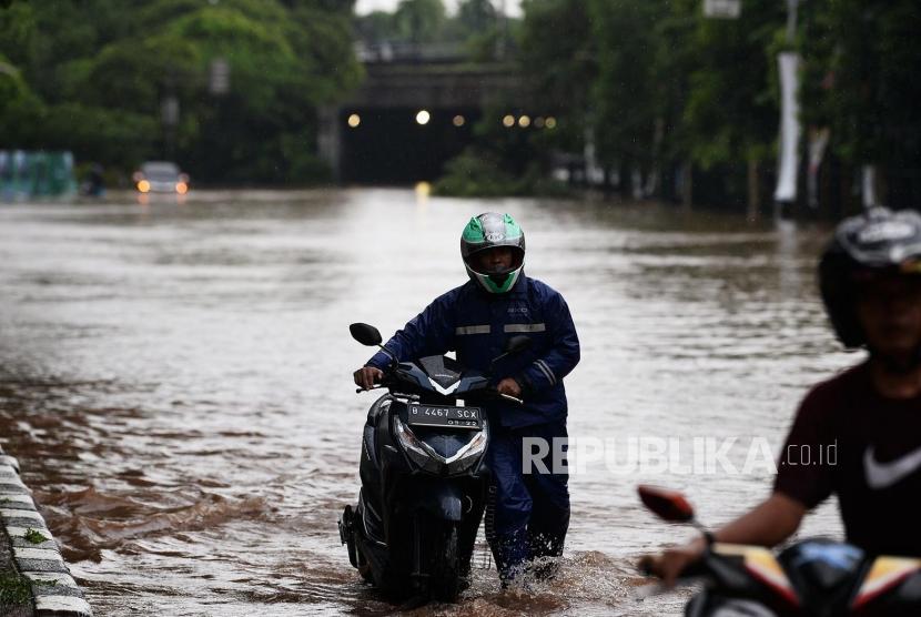 Sebanyak 20 kantor BRI sempat terdampak banjir pada Rabu (1/1). Foto pengendara berusaha melintasi banjir di kawasan Cawang Soetoyo,Jakarta, (ilustrasi).