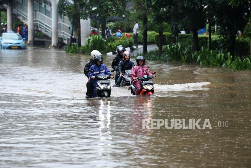 Pengendara berusaha melintasi banjir di kawasan Cawang Soetoyo,Jakarta, Rabu (1/1). Jalan Underpass Tol Cawang, Jakarta Timur menyisakan lumpur di sepanjang badan jalan usai terendam banjir, Ahad (23/2) pagi. 