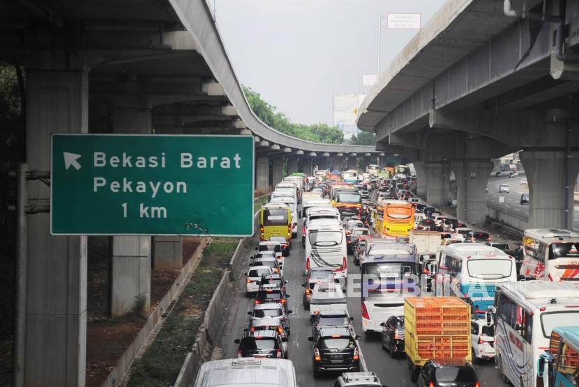 Penguna Jalan tol terjebak kemacetan di KM 11 Ruas Tol Jakarta-Cikampek, Bekasi, Jawa Barat (1/1).