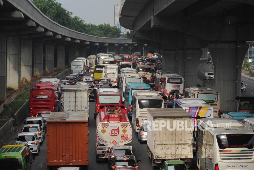 Pengguna jalan tol terjebak kemacetan di Tol Jakarta-Cikampek, Bekasi, Jawa Barat, Kamis (1/1).