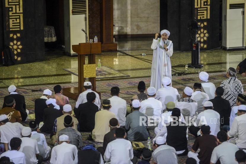 Ustaz Abdul Syukur memberikan tausiyah saat muhasabah akhir tahun pada acara Dzikir Nasional 2019 di Masjid Agung At- Tin, Jakarta, Rabu (1/1).