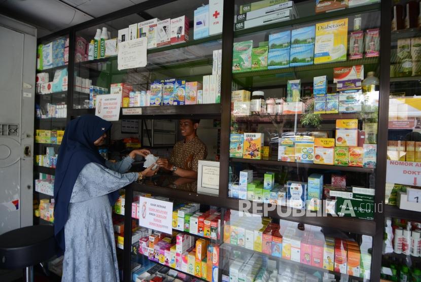 Warga membeli obat-obatan di apotek. ilustrasi (Thoudy Badai_Republika)