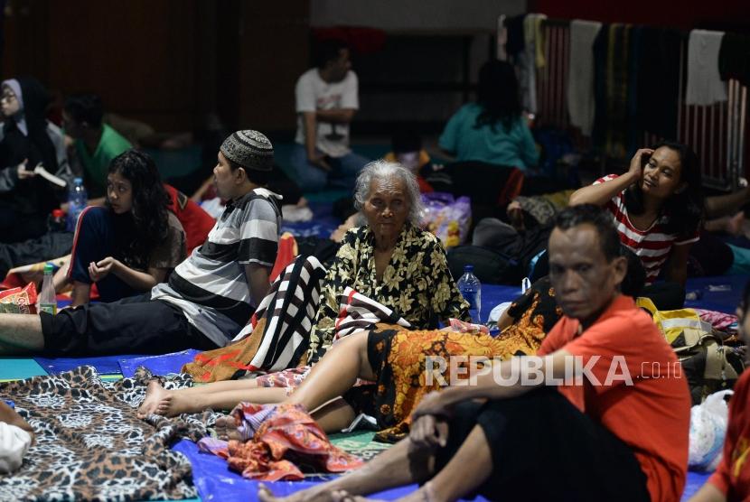 Warga korban banjir beristirahat di tempat pengungsian Gelanggang Remaja Otista, Jakarta Timur,Rabu (1/1).