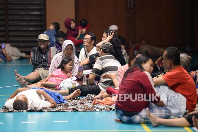 Waspadai Tujuh Penyakit Akibat Banjir. Warga korban banjir beristirahat di tempat pengungsian Gelanggang Remaja Otista, Jakarta Timur,Rabu (1/1).