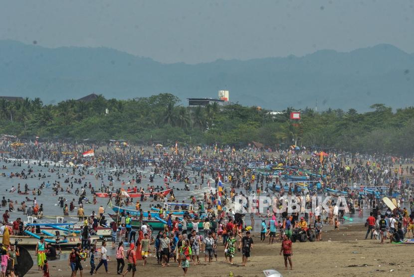 Ribuan pengunjung memadati pesisir Pantai Pangandaran, Jawa Barat.