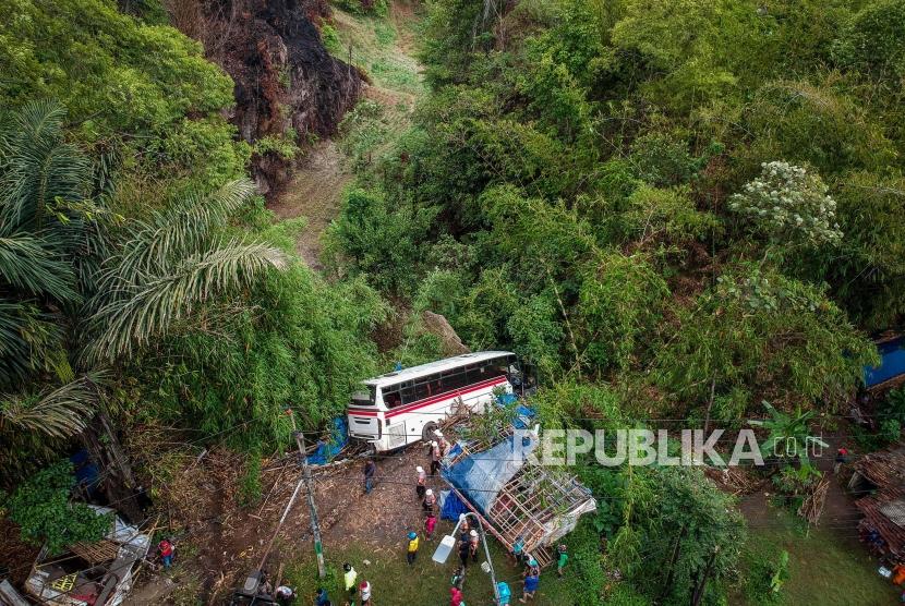 Bus Rombongan Terperosok ke Jurang di Sumedang. Foto: Ilustrasi: Foto udara bus primajasa yang terperosok kedalam jurang saat mengalami kecelakaan di Nagreg, Kabupaten Garut, Jawa Barat, Rabu (1/1/2020).