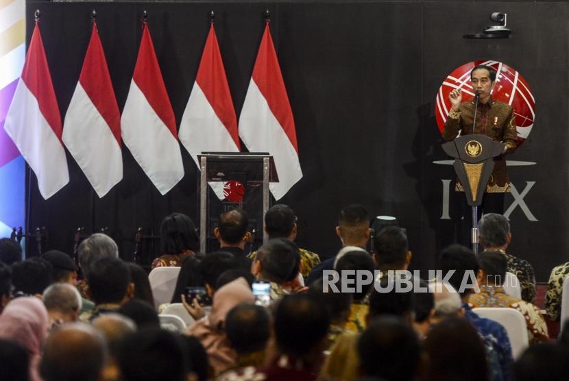 Presiden Joko Widodo memberikan sambutan saat Pembukaan Perdagangan BEI Tahun 2020 di Jakarta, Kamis (2/1).