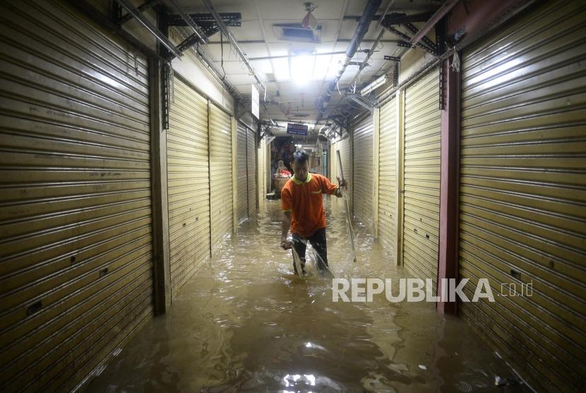 Banjir di Jatinegara (ilustrasi). Banjir Jatinegara menyebabkan basement kantor kelurahan Jatinegara terendam.