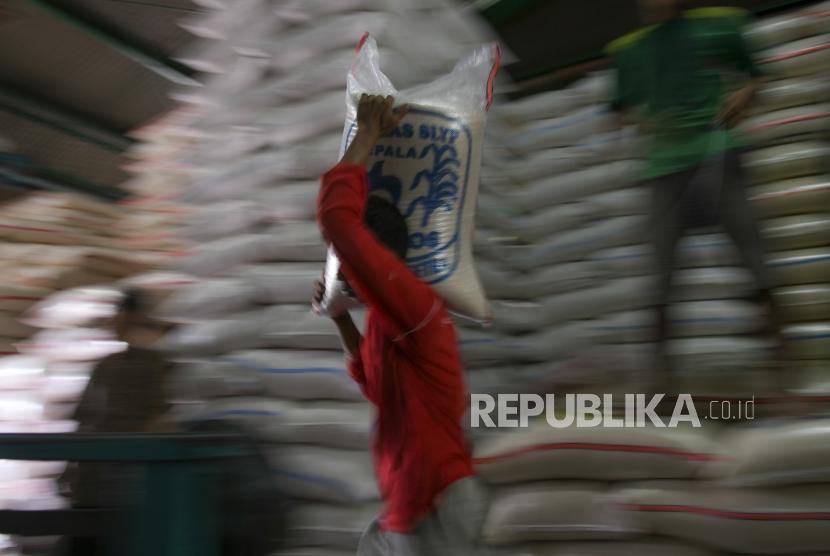 Pekerja memanggul karung berisi beras di Pasar Induk Beras Cipinang, Jakarta.(NOVA WAHYUDI/ANTARA FOTO)