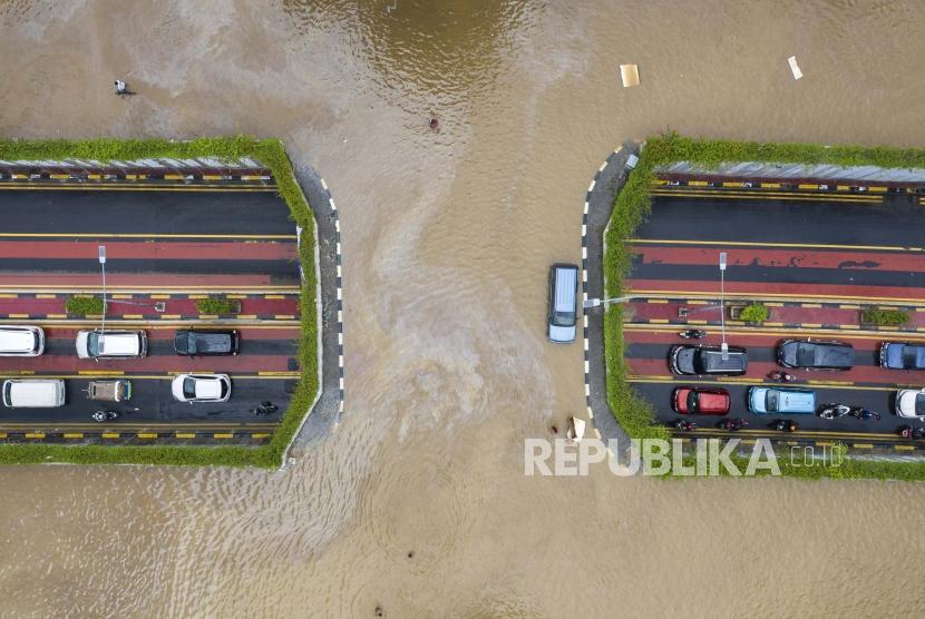 BPS Nilai Banjir Bisa Ganggu Harga Kebutuhan Pokok. Sejumlah mobil melintasi terowongan (underpass) saat terjadi banjir di Jalan Angkasa, Jakarta Pusat, Kamis (2/1/2020).