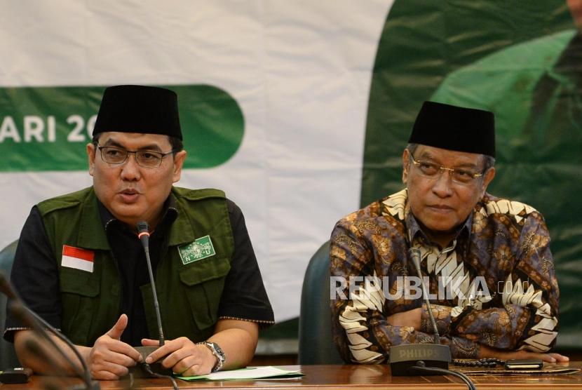 Ketua Umum PBNU KH Said Aqil Siroj (kanan) bersama sekjen Helmy Faishal Zaini (kiri) menyampaikan Refleksi Akhir Tahun 2019 dan Tausiyah Kebangsaan 2020 di Gedung PBNU, Jakarta, Kamis (2/1).