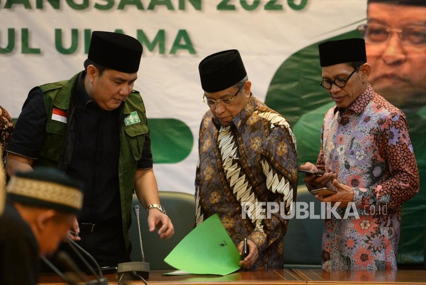 Ketua Umum PBNU KH Said Aqil Siroj (tengah) bersama Ketua Robikin Emhas (kanan) dan Sekjen Helmy Faishal Zaini (kiri) usai menyampaikan Refleksi Akhir Tahun 2019 dan Tausiyah Kebangsaan 2020 di Gedung PBNU, Jakarta, Kamis (2/1).