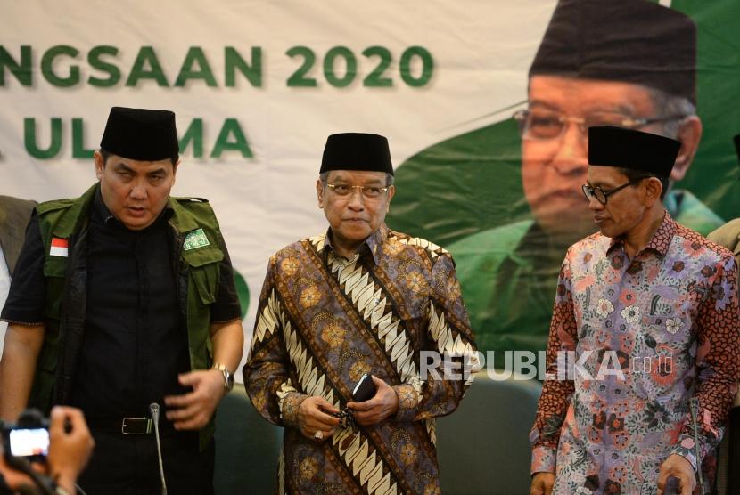 Ketua Umum PBNU KH Said Aqil Siroj (tengah) bersama Ketua Robikin Emhas (kanan) dan Sekjen Helmy Faishal Zaini (kiri) usai menyampaikan Refleksi Akhir Tahun 2019 dan Tausiyah Kebangsaan 2020 di Gedung PBNU, Jakarta, Kamis (2/1).