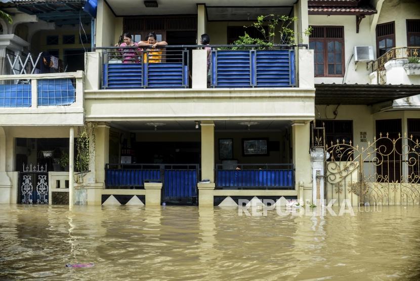 Sejumlah warga bertahan diatas rumahnya saat terjadi banjir di Perumahan Ciledug Indah, Tangerang, Banten Kamis (2/1).
