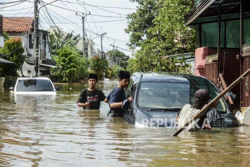 Pertamina Foundation beri bantuan perlengkapan sekolah. Foto sejumlah warga melihat kondisi mobil yang terendam saat terjadi banjir di Perumahan Ciledug Indah, Tangerang, Banten, (ilustrasi).