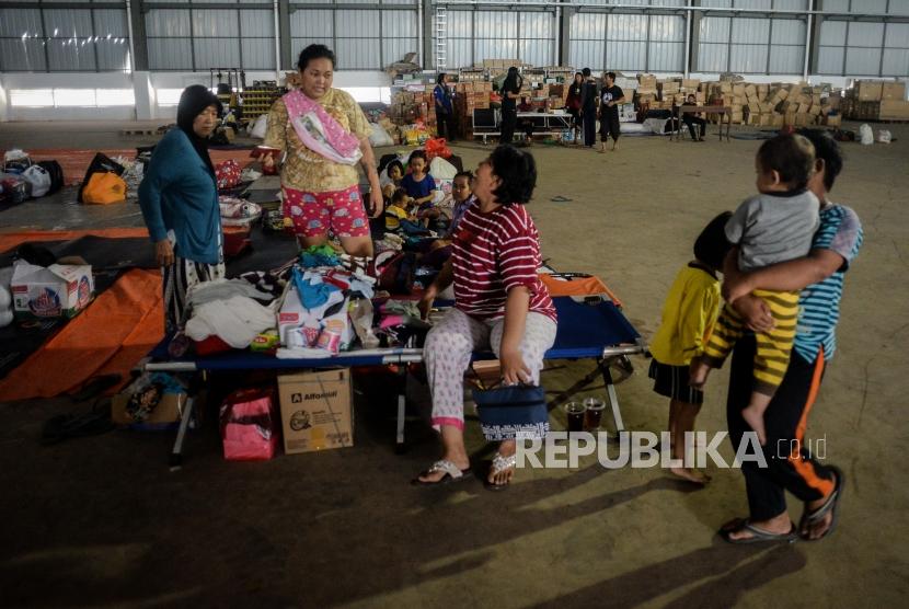Sejumlah pengungsi beraktivitas di posko Gudang Badan Nasional Penanggulangan Bencana, Jalan Pondok Gede Permai, Jati Asih, Kota Bekasi, Jawa Barat, Jumat (3/1).