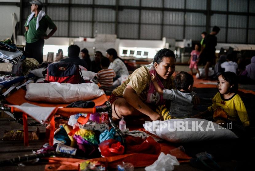 Warga yang kebanjiran mengungsi di posko Gudang Badan Nasional Penanggulangan Bencana, Jalan Pondok Gede Permai, Jati Asih, Kota Bekasi, Jawa Barat, Jumat (3/1). Ada tiga faktor yang membuat orang rentan jatuh sakit ketika banjir.