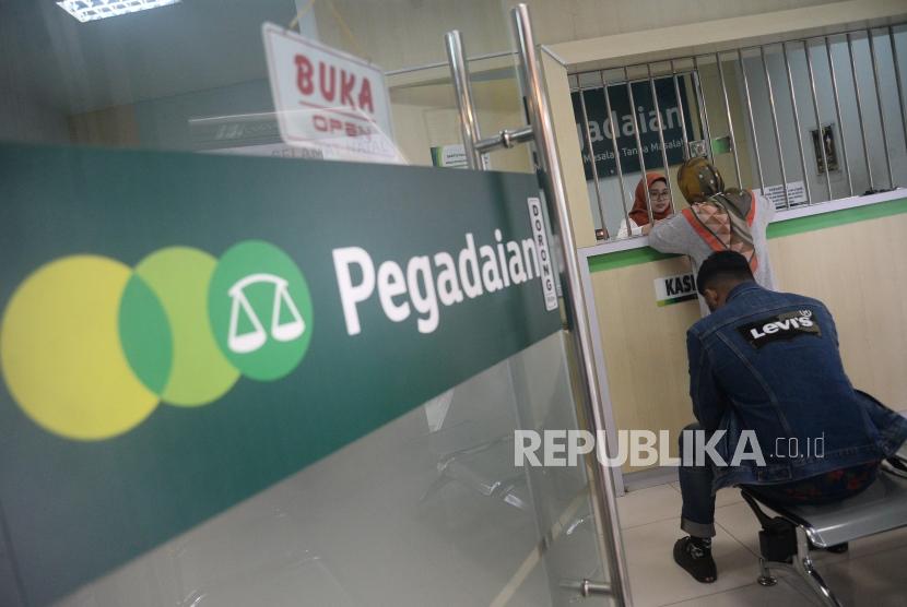 Petugas melayani nasabah di kantor Pegadaian Salmeba, Jakarta (foto ilustrasi). Pegadaian berencana menerbitkan kartu kredit pada Januari 2020.