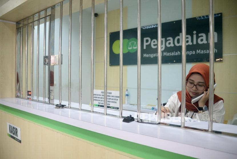 Petugas melayani nasabah di kantor Pegadaian Salmeba, Jakarta, Jumat (3/1).