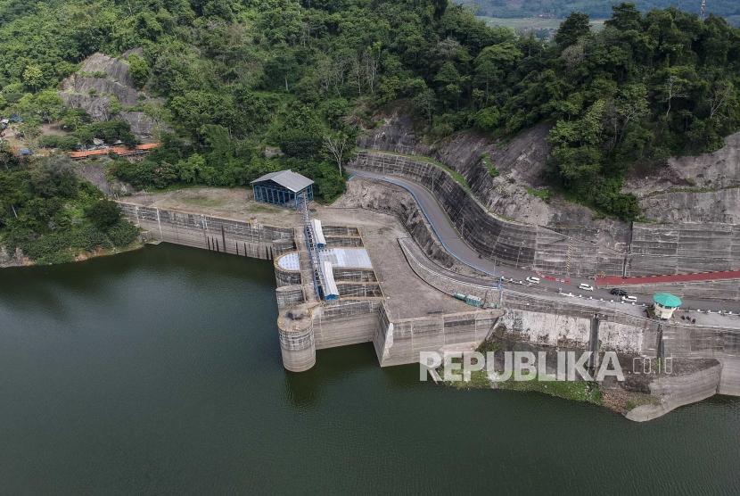 Foto udara suasana Waduk Cirata di Cipendeuy, Kabupaten Bandung Barat, Jumat (3/1).