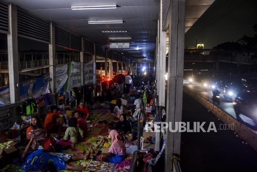 Sejumlah warga saat mengungsi di Halte Transjakarta Jembatan Baru, Cengkareng, Jakarta, Kamis (2/1).