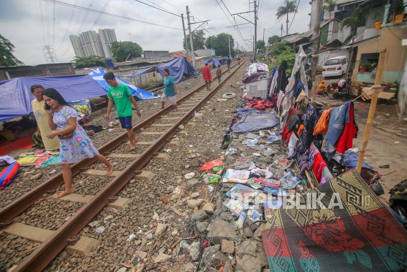 Warga terdampak banjir beraktivitas di sekitar tenda pengungsian di kawasan Stasiun Rawa Buaya, Jakarta, Jumat (3/1/2020).