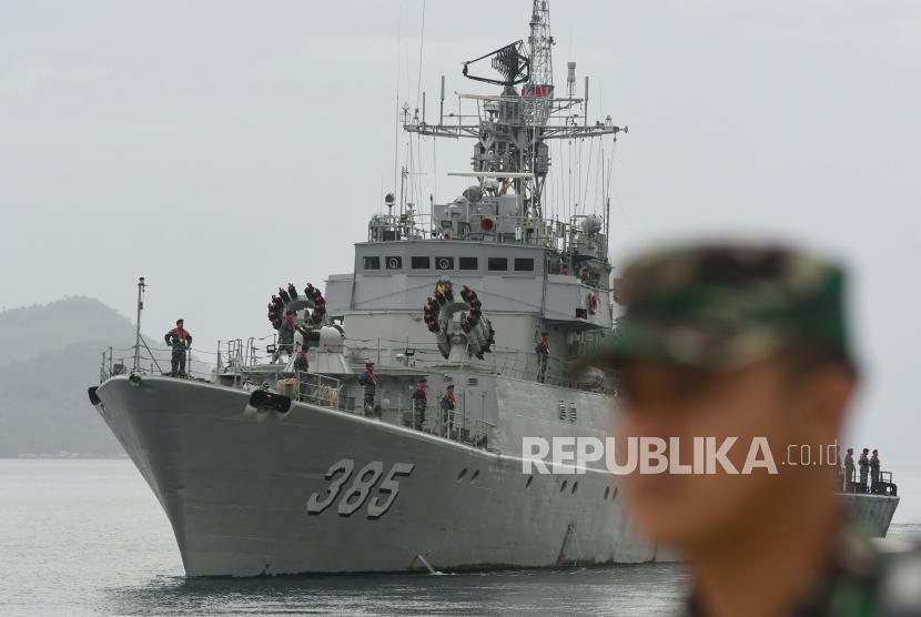 KRI Teuku Umar-385 melakukan peran muka belakang usai mengikuti upacara Operasi Siaga Tempur Laut Natuna 2020 di Pelabuhan Pangkalan TNI AL Ranai, Natuna, Kepulauan Riau, Jumat (3/1/2020).
