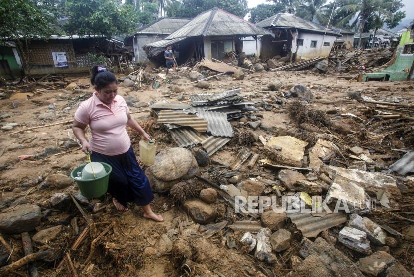 Kondisi Desa terdampak longsor dan banjir bandang di Desa Adat Urug, Kecamatan Sukajaya, Kabupaten Bogor, Jawa Barat, Sabtu (4/1/2020).