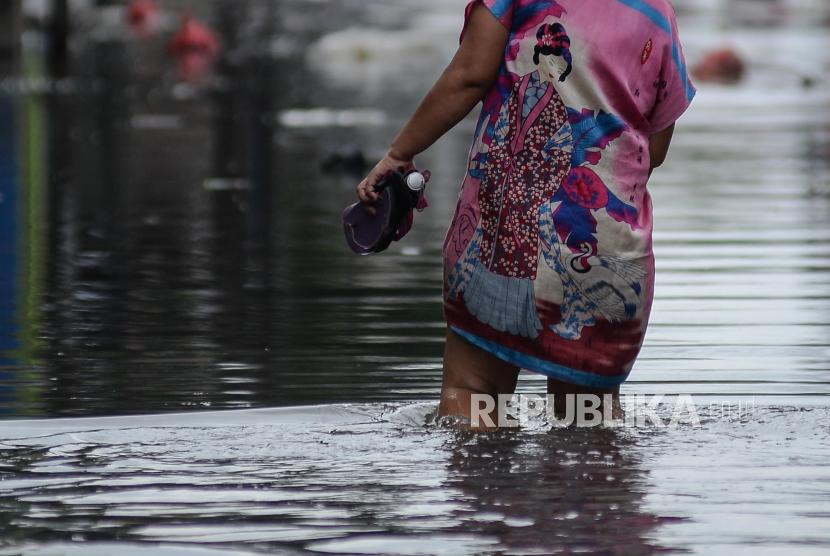 Perilaku manusia tidak menghargai air sebagai ciptaan Allah SWT. Foto ilustrasi banjir Jakarta