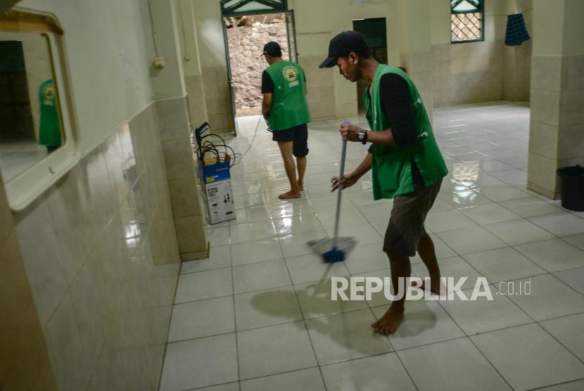 Petugas Laskar Dewan Masjid Indonesia Pusat membersihkan masjid terdampak banjir di Jalan Bukit Duri, Tebet, Jakarta Selatan, Sabtu (4/11). (ilustrasi)