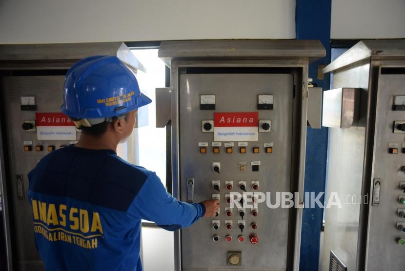 Petugas Dinas Sumber Daya Air (SDA) Aliran Tengah mengoperasikan mesin pompa air di Rumah Pompa Waduk Pluit, Jakarta Utara, (ilustrasi).