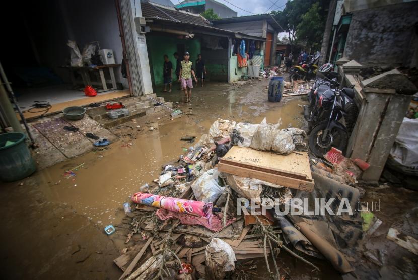 Warga membersihkan rumah pascabanjir di Pondok Arum, Kota Tangerang, Banten, Sabtu (4/1/2020).