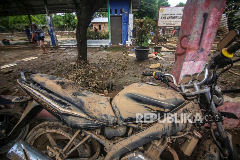 Warga beraktivitas pascabanjir di Pondok Arum, Kota Tangerang, Banten, Sabtu (4/1/2020).