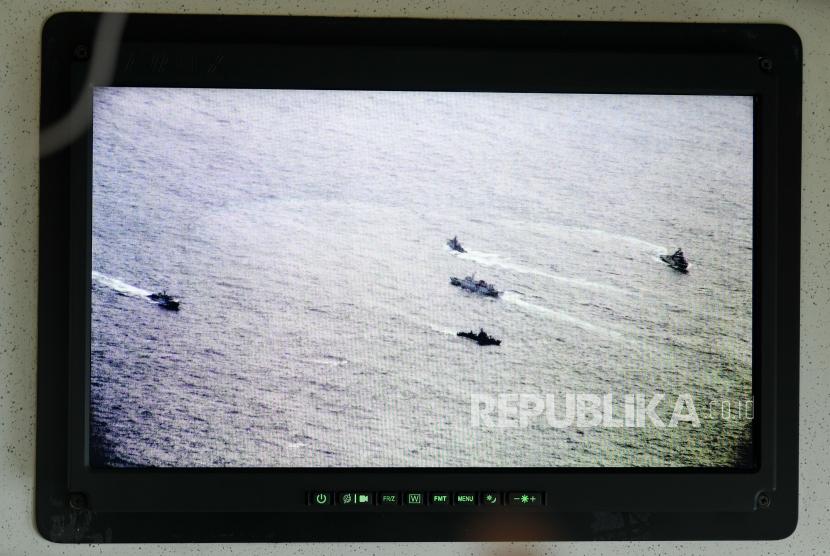Pergerakan Kapal Perang Republik (KRI) dengan kapal Coast Guard China terlihat melalui layar yang tersambung kamera intai dari Pesawat Boeing 737 Intai Strategis AI-7301 Skadron Udara 5 Wing 5 TNI AU Lanud Sultan Hasanudin Makassar di Laut Natuna, Sabtu (4/1/2020).