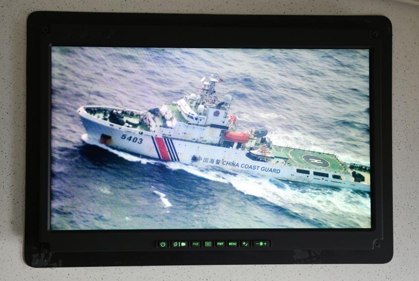 Pergerakan kapal Coast Guard China terlihat melalui layar yang tersambung kamera intai dari Pesawat Boeing 737 Intai Strategis AI-7301 Skadron Udara 5 Wing 5 TNI AU Lanud Sultan Hasanudin Makassar saat melakukan patroli udara di Laut Natuna, Sabtu (4/1/2020).
