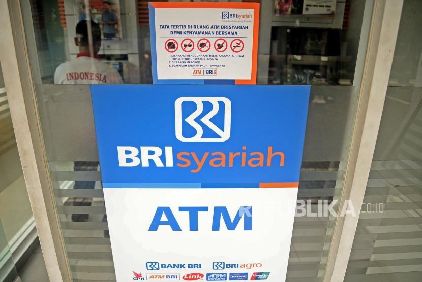 Nasabah melakukan transaksi melalui ATM Bank BRI Syariah Jakarta, Ahad (5/1).