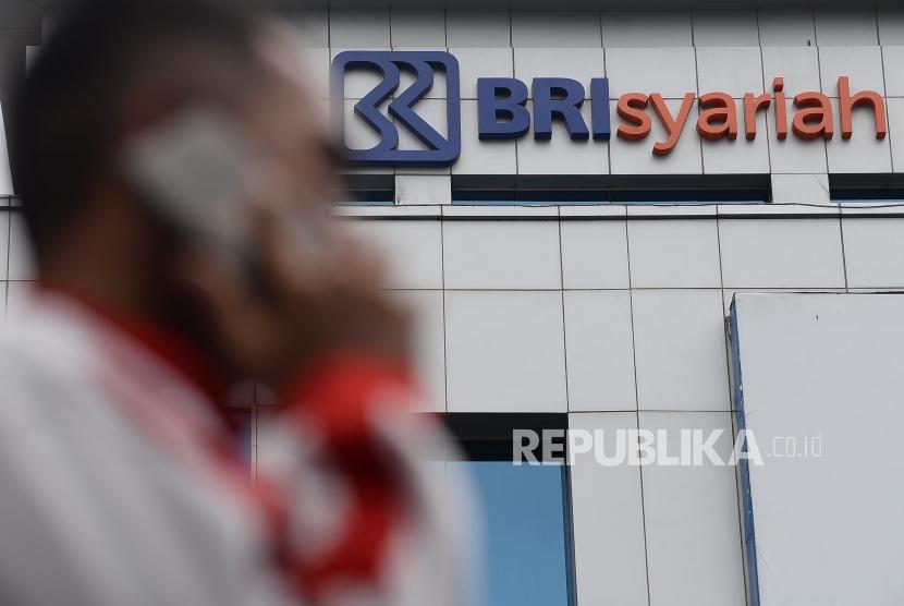 Nasabah berkomunikasi di kantor Bank BRI Syariah, Jakarta,Ahad (5/1).
