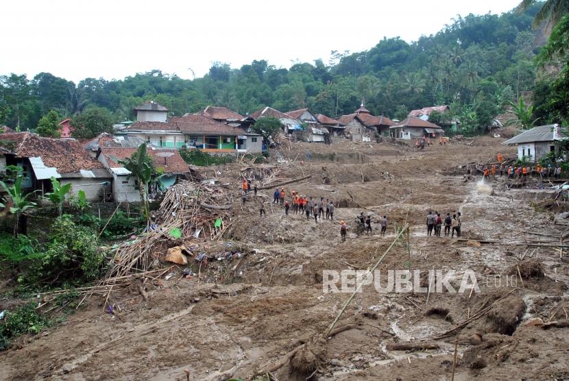 Sejumlah anggota Sat Brimobda Jabar, Basarnas dan relawan melakukan proses pencarian korban tanah longsor di Kampung Sinar Harapan, Desa Harkat Jaya, Kecamatan Sukajaya, Kabupaten Bogor.(Ilustrasi).