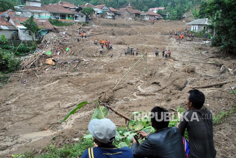 Warga menyaksikan proses pencarian korban tanah longsor di Kampung Sinar Harapan, Desa Harkat Jaya, Kecamatan Sukajaya, Kabupaten Bogor, Jawa Barat, Minggu (5/1/2020).