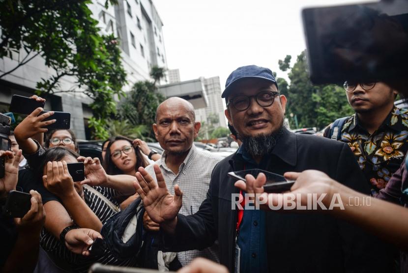 Penyidik senior Komisi Pemberantasan Korupsi (KPK) Novel Baswedan tiba di Polda Metro Jaya, Jakarta, Senin (6/1).