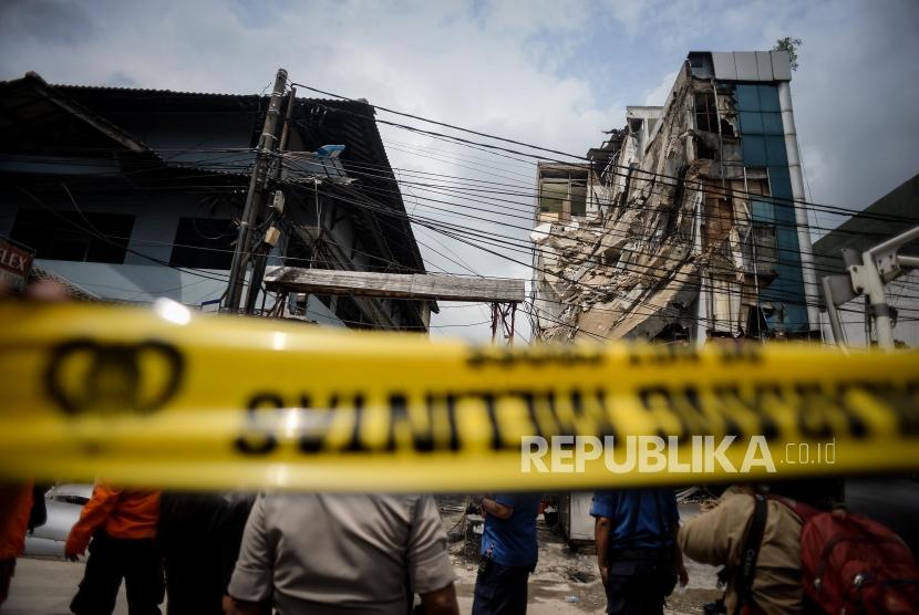 Kondisi gedung yang roboh di Jalan Brigjen Katamso, Slipi, Jakarta Barat, Senin (6/1).