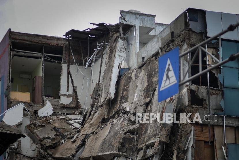 Kondisi gedung yang roboh di Jalan Brigjen Katamso, Slipi, Jakarta Barat, Senin (6/1).