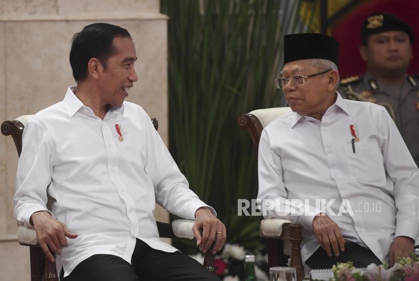 Presiden Joko Widodo (kiri) berbincang dengan Wakil Presiden Maruf Amin.