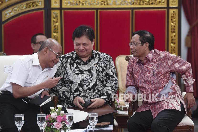 Menko PMK Muhadjir Effendy (kiri) berbincang dengan Menko Perekonomian Airlangga Hartarto (tengah) dan Menko Polhukam Mahfud MD sebelum Sidang Kabinet Paripurna di Istana Negara, Jakarta, Senin (6/1/2020).