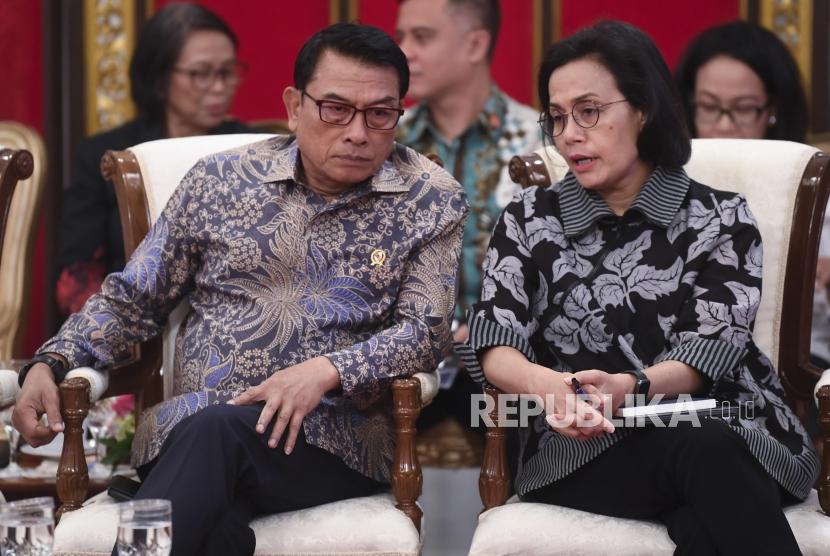 Kepala Staf Presiden Moeldoko (kiri) berdiskusi dengan Menteri Keuangan Sri Mulyani saat mengikuti Sidang Kabinet Paripurna di Istana Negara, Jakarta, Senin (6/1/2020).
