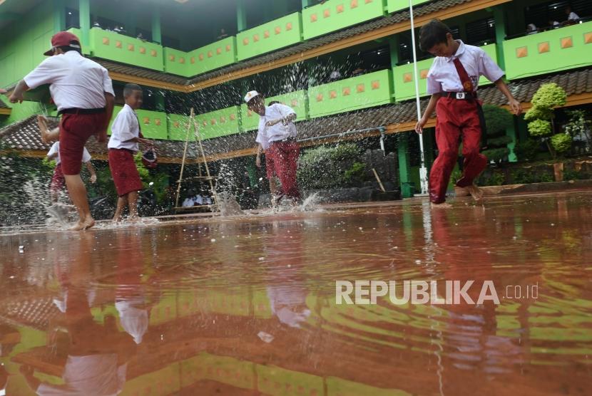 Siswa Sekolah Dasar Negeri Kapuk Muara 01 bermain air saat kerja bakti bersama pasca banjir di Jakarta (ilustrasi)