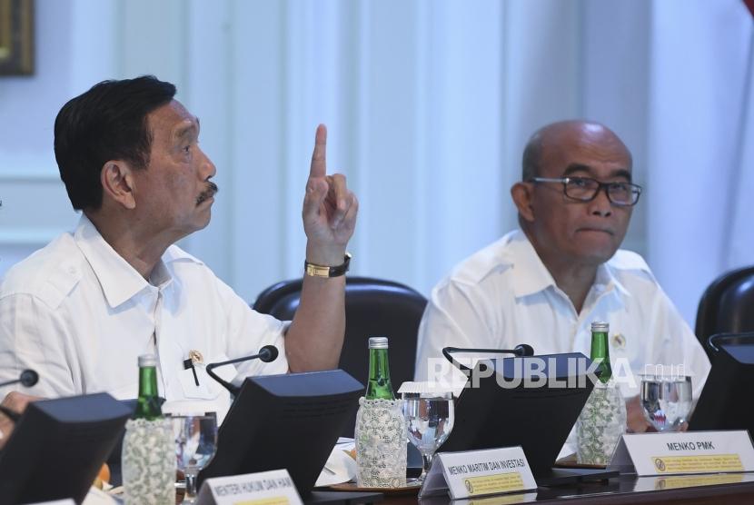 Menko Maritim dan Investasi Luhut Binsar Panjaitan (kiri) dan Menko PMK Muhadjir Effendy mengikuti rapat kabinet terbatas di Kantor Presiden, Jakarta, Senin (6/1/2020).