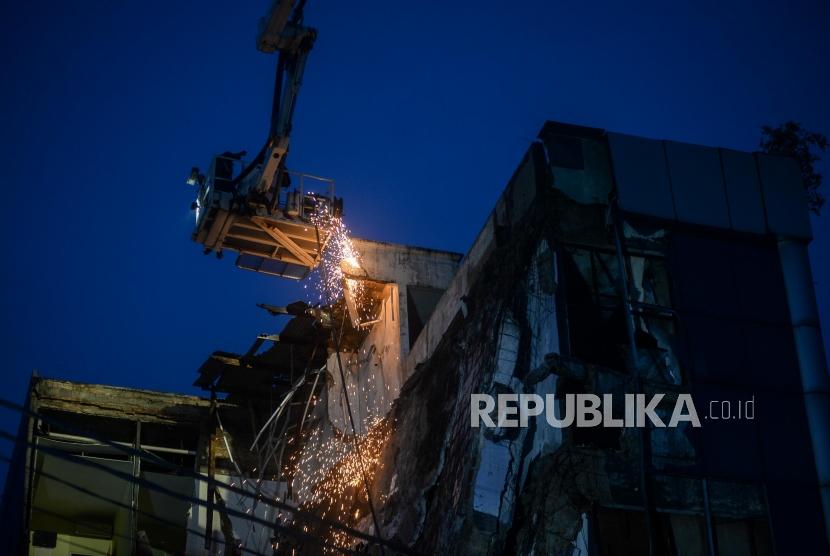 Tim evakuasi memotong bagian beton yang rubuh di Jalan Brigjen Katamso, Slipi, Jakarta Barat, Senin (6/1).