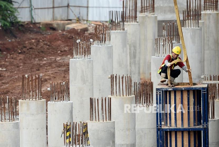 Pekerja menyelesaikan pembangunan infrastruktur Tol Becakayu di Jalan DI Pandjaitan, Jakarta, Selasa (7/1).